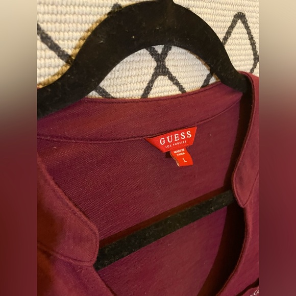 Guess size large v-neck shirt - Picture 4 of 4